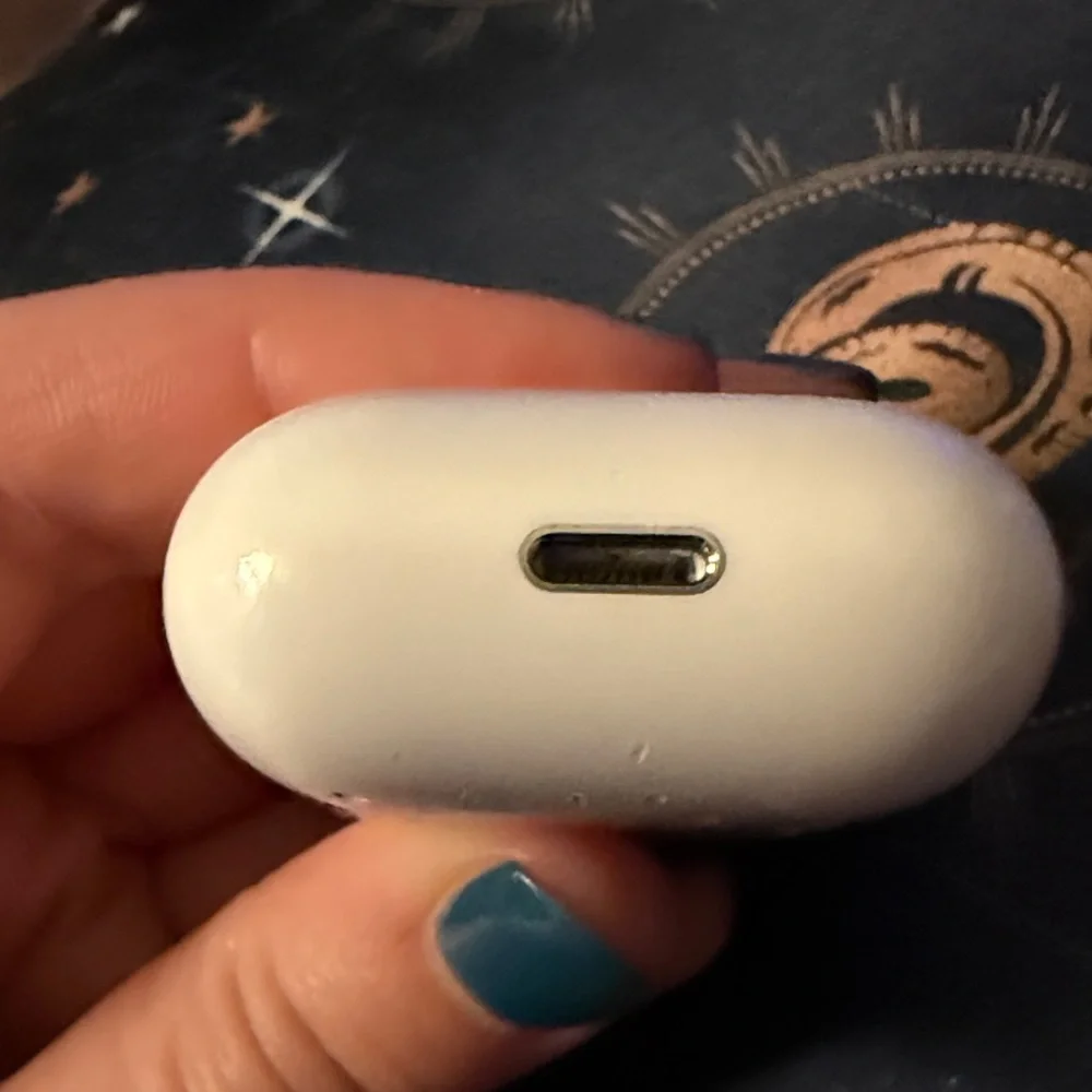 White Apple Wireless Earbuds with Charging Case